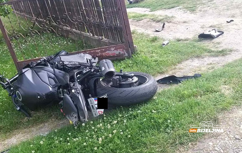 Udes kod Bijeljine: Hitna odvezla motociklistu bez svijesti (FOTO)