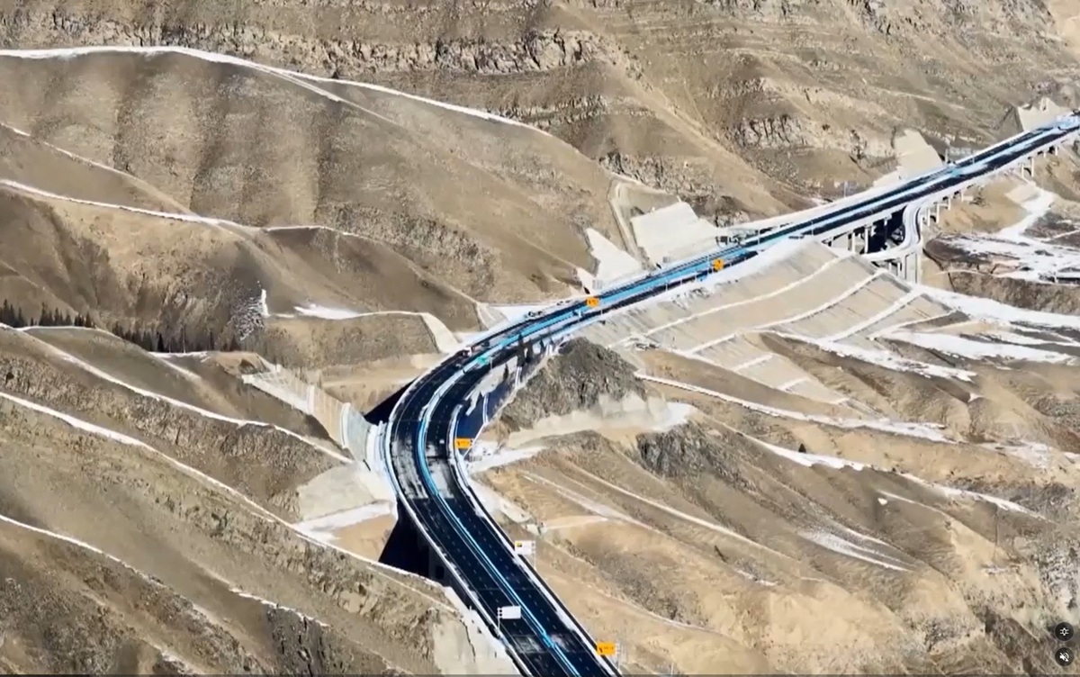 Kina otvorila autoput kroz planine koja uključuje i najduži autoputni tunel na svijetu /VIDEO/