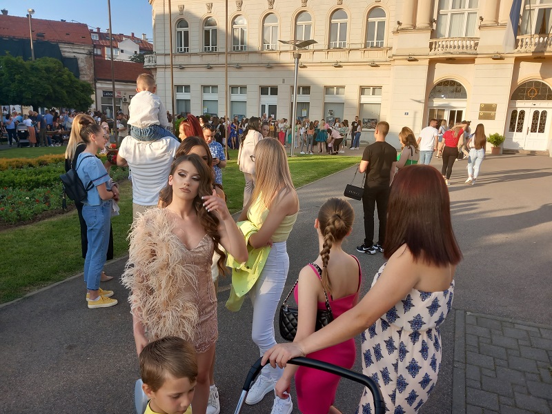 Održan defile maturanata Ekonomske škole: „Od sutra postajemo ljudi“ (FOTO)