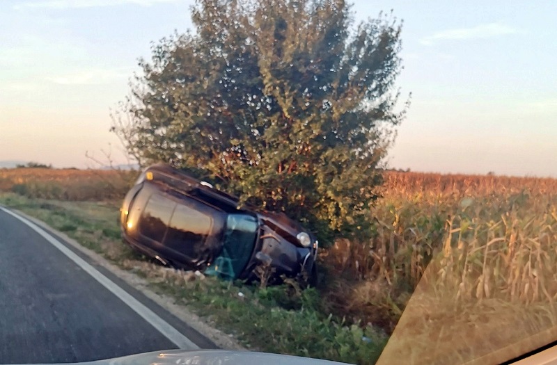 Nezgoda u Janji kod Bijeljine: Automobilom sletio u njivu (FOTO)