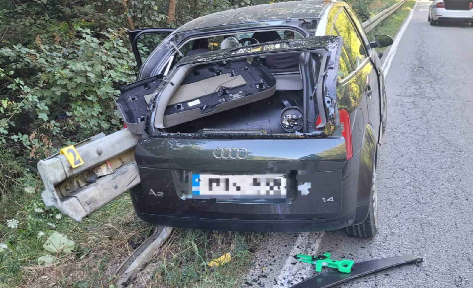  Teška nesreća na putu Bijeljina-Tuzla:  Bankina prošla kroz automobil (FOTO/VIDEO)