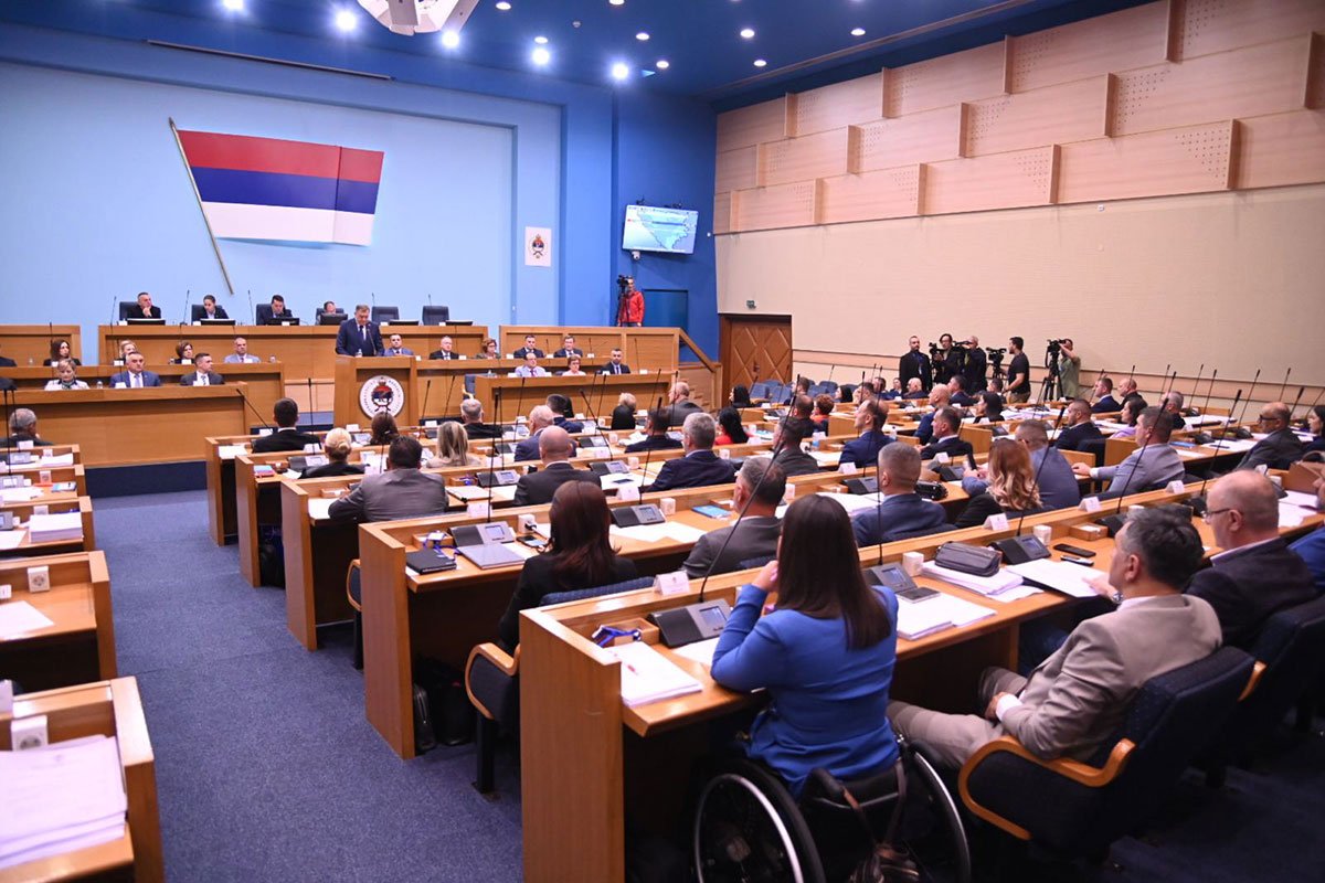 Povećane plate poslanicima u Narodnoj skupštini RS, da li su to i zaslužili?
