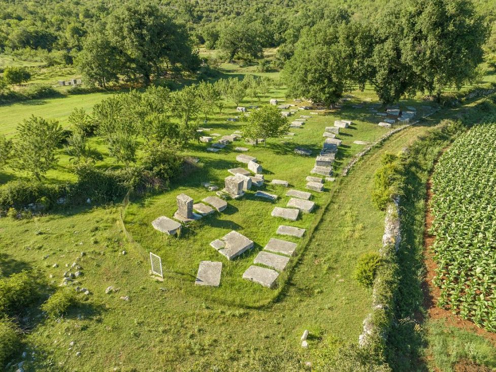 Drevni bunar u BiH koji nikad ne presušuje, ima 2000 godina, a izgrađen je od 1300 kamenih blokova (FOTO; VIDEO)
