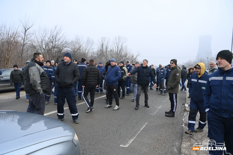 Radnici RiTE Ugljevik ponovo blokirali put (FOTO) 