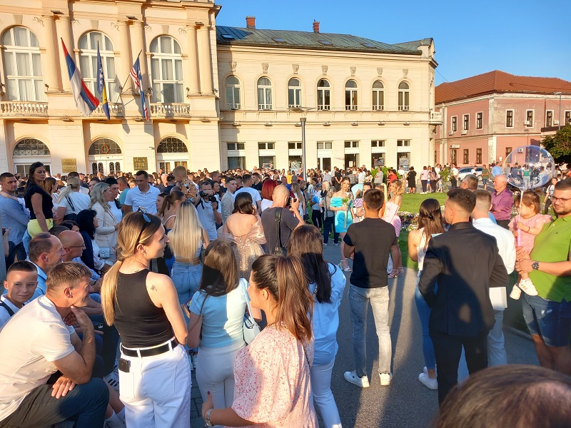 Bijeljina: Maturanti Ekonomske škole u defileu ulicama grada (FOTO)