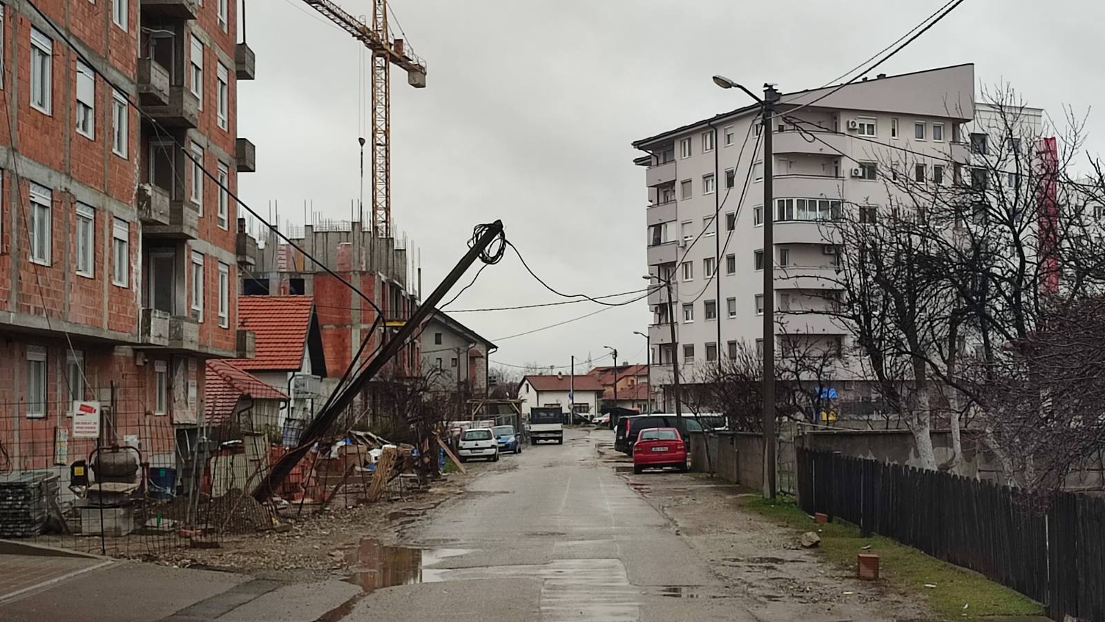 Bijeljina: Stub sa žicama visi nad ulicom (FOTO)