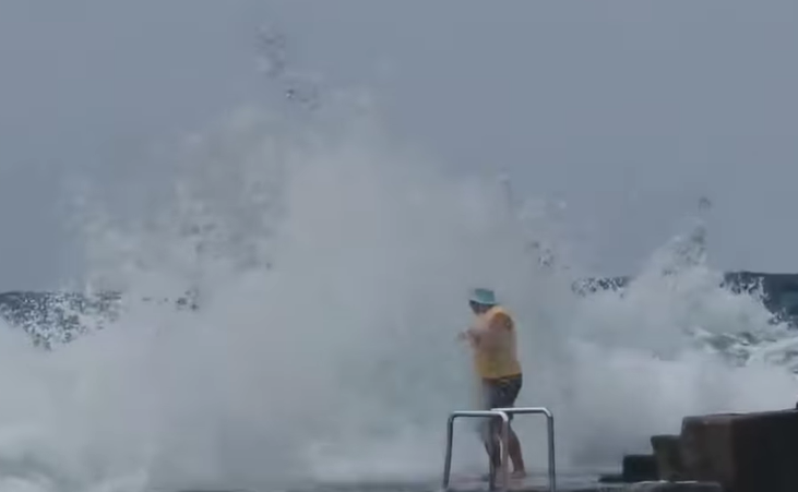 Čovjeka odnosi talas: Nova jeziva scena u Crnoj Gori, crvena zastavica zbog opasnosti (VIDEO)