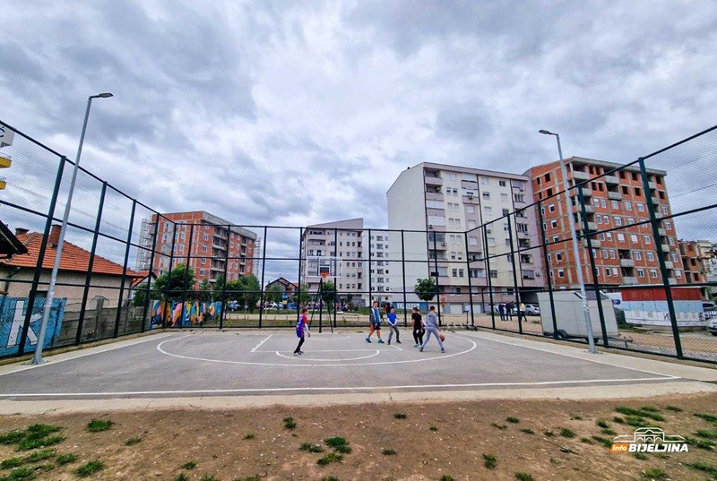 I gradonačelnik zaigrao košarku: Mališani u Vidovdanskoj dobili savremeni teren (FOTO)
