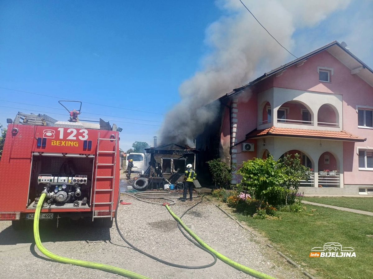 Požar u Bijeljini, vatrogasci na terenu (FOTO)