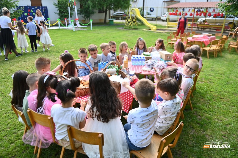 I predškolci obilježili maturu – rastanak sa vaspitačima, od septembra novo poglavlje (FOTO)