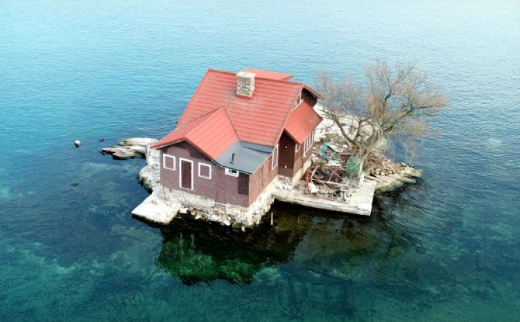 Najmanje naseljeno ostrvo na svijetu, staje samo jedna kuća i drvo