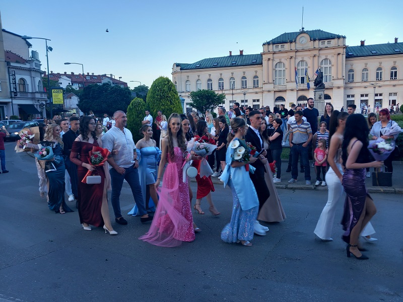 Bijeljina: Maturanti Ekonomske škole u defileu ulicama grada (FOTO)