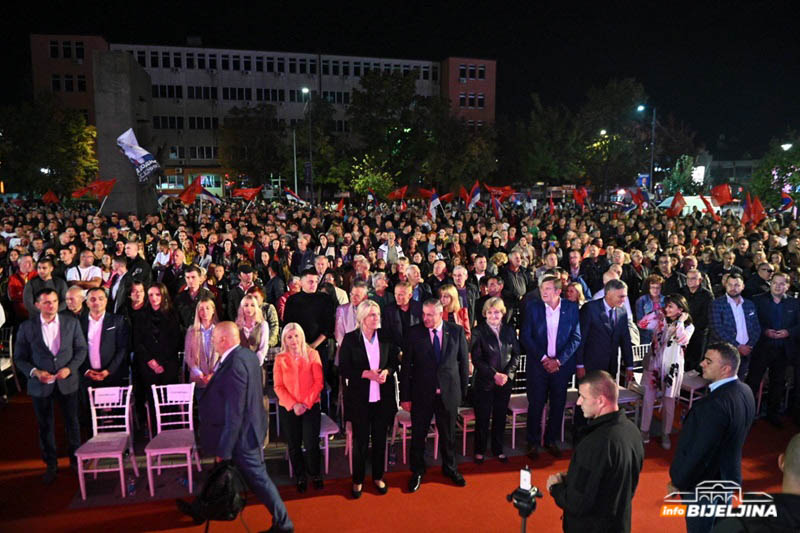  Pobjednička atmosfera na centralnoj tribini SNSD-a Bijeljina: Podrška za dr Mikajla Lazića je podrška za Bijeljinu koja napreduje