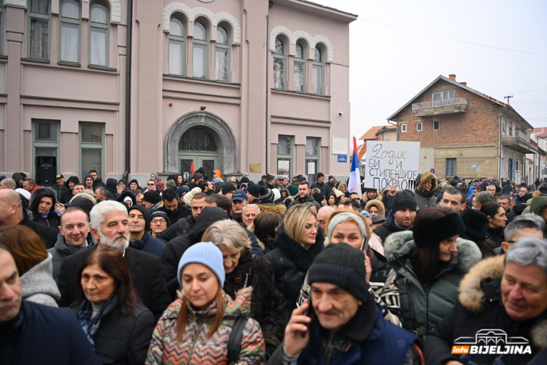 Ulica zatvorena, stigli policajci: Protestuju i ispred Tužilaštva zbog hapšenja Petrovića (FOTO)