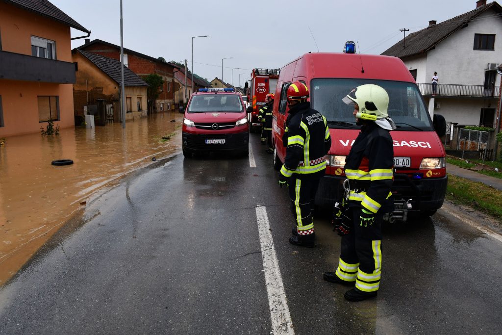 Na terenu sve raspoložive vatrogasne snage: Nevrijeme poharalo Novu Gradišku 