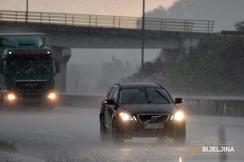 Veliko nevrijeme u dijelovima BiH, problemi u saobraćaju