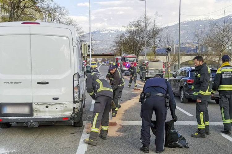 Strahovit sudar u Austriji: Motociklista udario u kombi vozača iz BiH