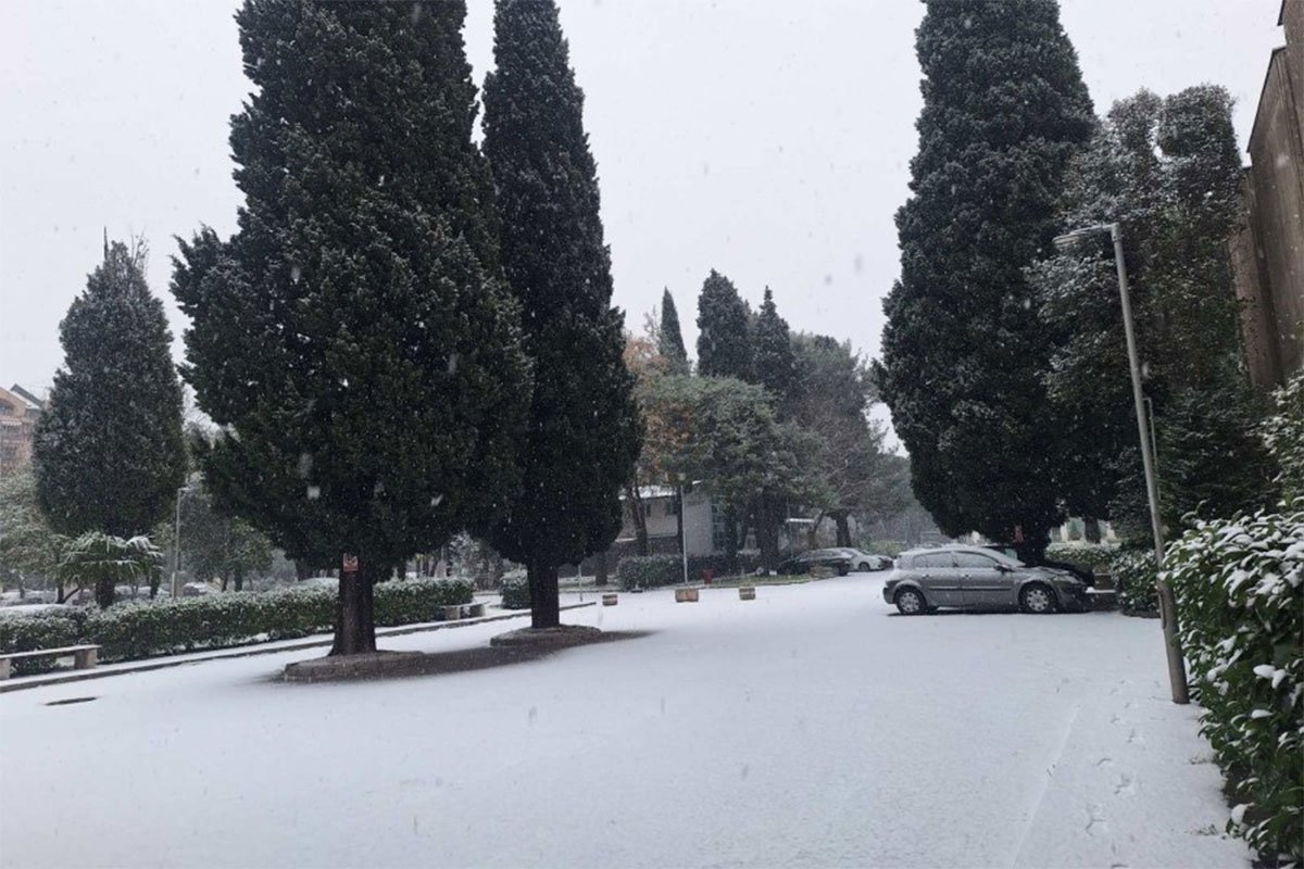 U Podgorici pada snijeg