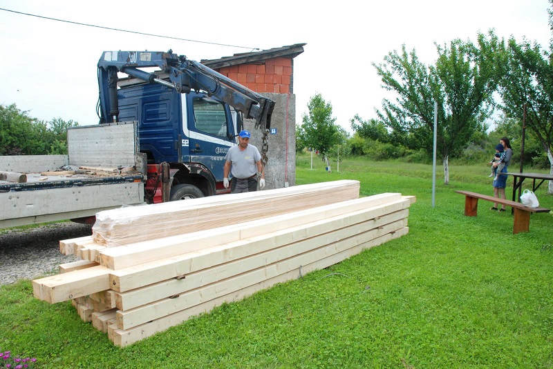 Grad Bijeljina obezbijedio materijal za krov na kući Kostića (FOTO)