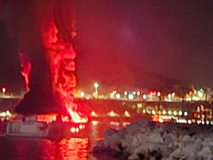 Potonula jahta koja se sinoć zapalila u Budvi