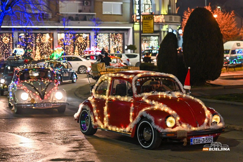 Bijeljina: I oldtajmeri u novogodišnjem ruhu – izložba starih automobila upotpunila Zimski korzo (FOTO)