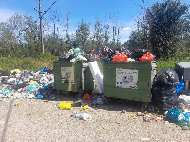 Građani zagađuju, nadležni ne reaguju: Ko je kriv za divlje deponije uz put Bijeljina - Amajlije? (FOTO)