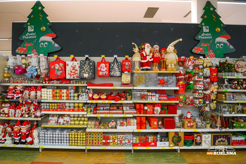 Bijeljinci se spremaju za novogodišnje praznike: U prodaji i jelka od 270 cm (FOTO)