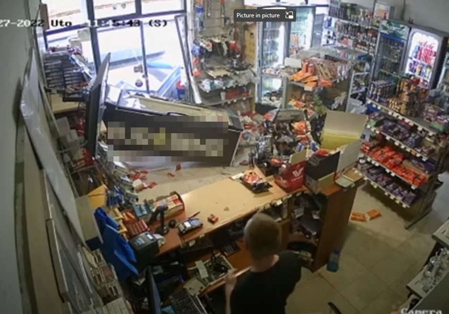 Nesvakidašnja nesreća: Kamion se zabio u benzinsku pumpu (VIDEO)