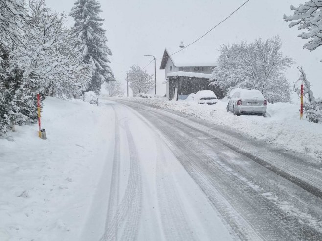 SNIJEG SE ZADRŽAVA NA KOLOVOZU Zbog niske temperature u višim predjelima ima poledice na putevima