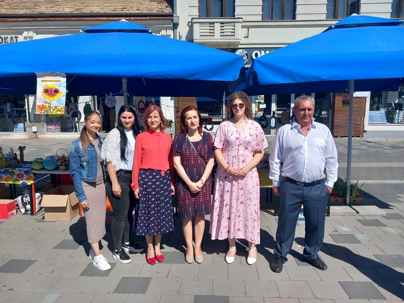 Prodajna izložba Udruženja „Bijeljinska djeca suncokreti“, novac usmjeren za pomoć djeci sa poteškoćama u razvoju (FOTO)