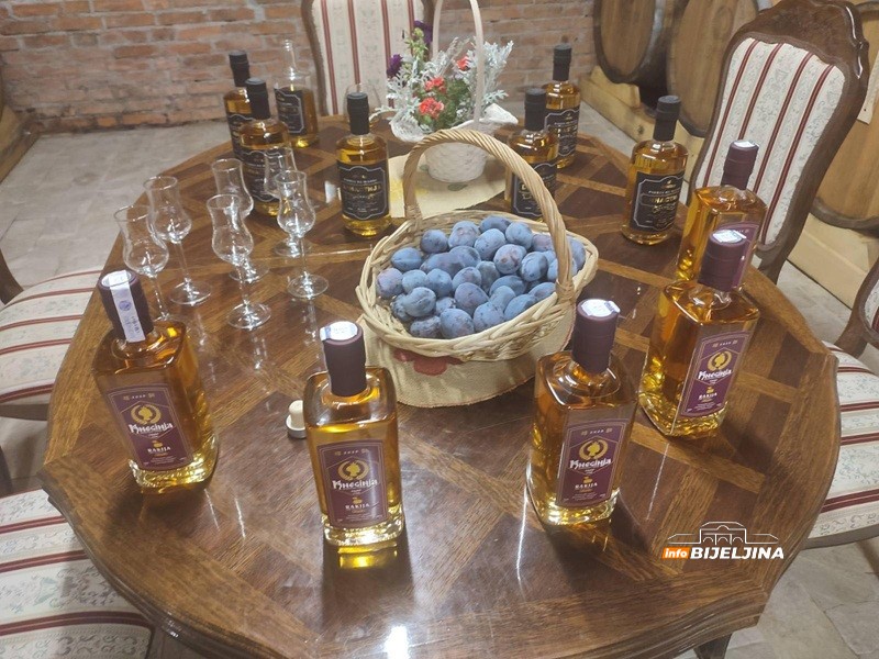 Bratske destilerije “Despot” i “Kristal” iz Ugljevika pet godina čuvaju rakiju u hrastovim buradima: U čemu je tajna? (FOTO)