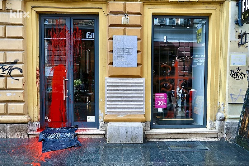 Uhapšen muškarac zbog incidenta u Ferhadiji: Posuo crvenu boju po objektima i ispisao "4S"
