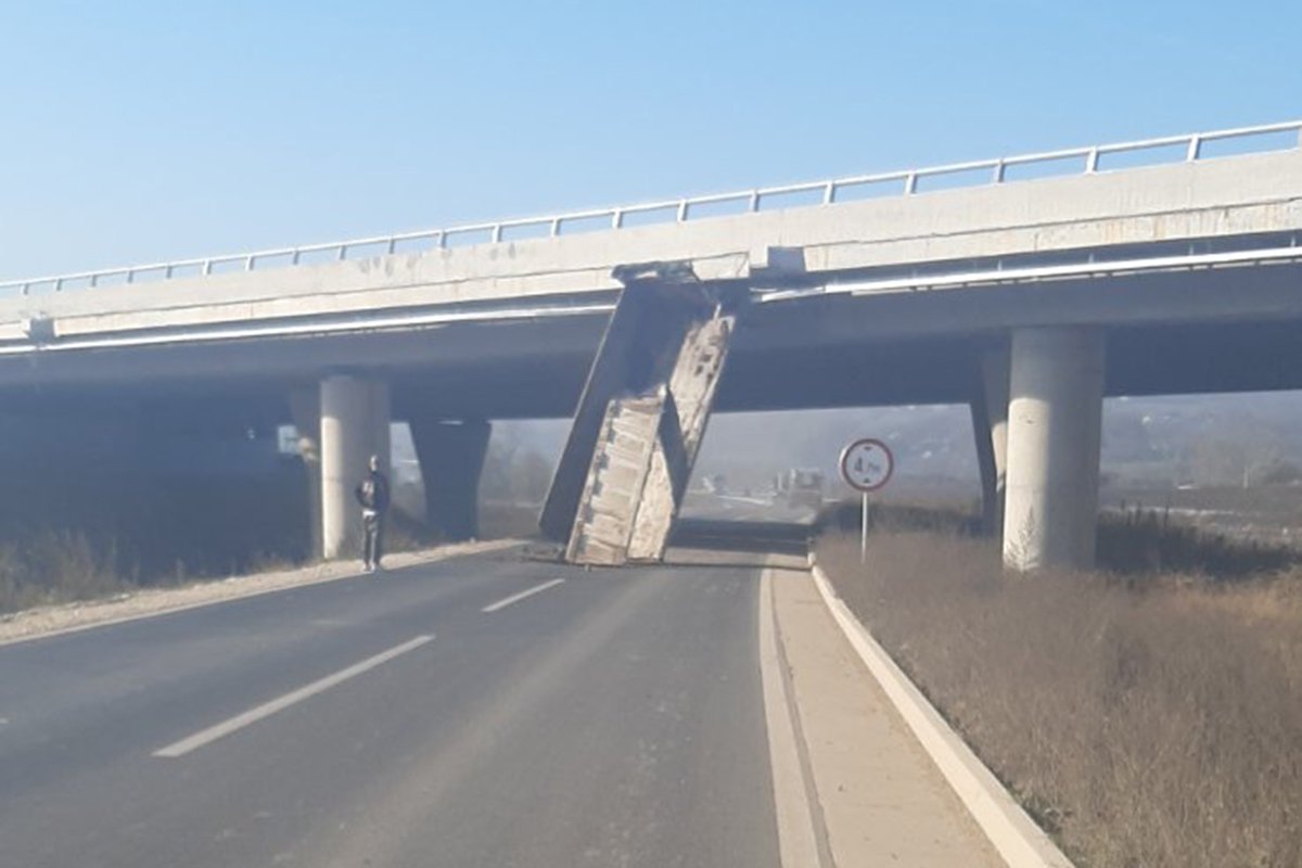 Vozio kamion s podignutom prikolicom, udario u nadvožnjak auto-puta kod Doboj-Juga