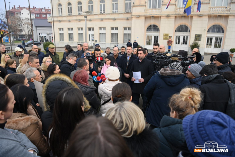 Radnici vrtića izviždali gradonačelnika Bijeljine (FOTO/VIDEO)