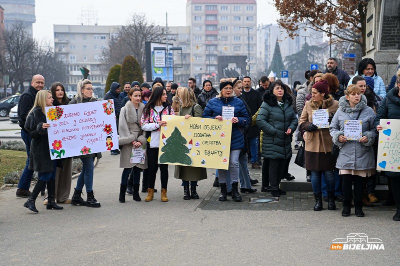 Detalji sa protesta u Bijeljini: Odbili Petrovićevu ponudu, dali mu ultimatum (FOTO)