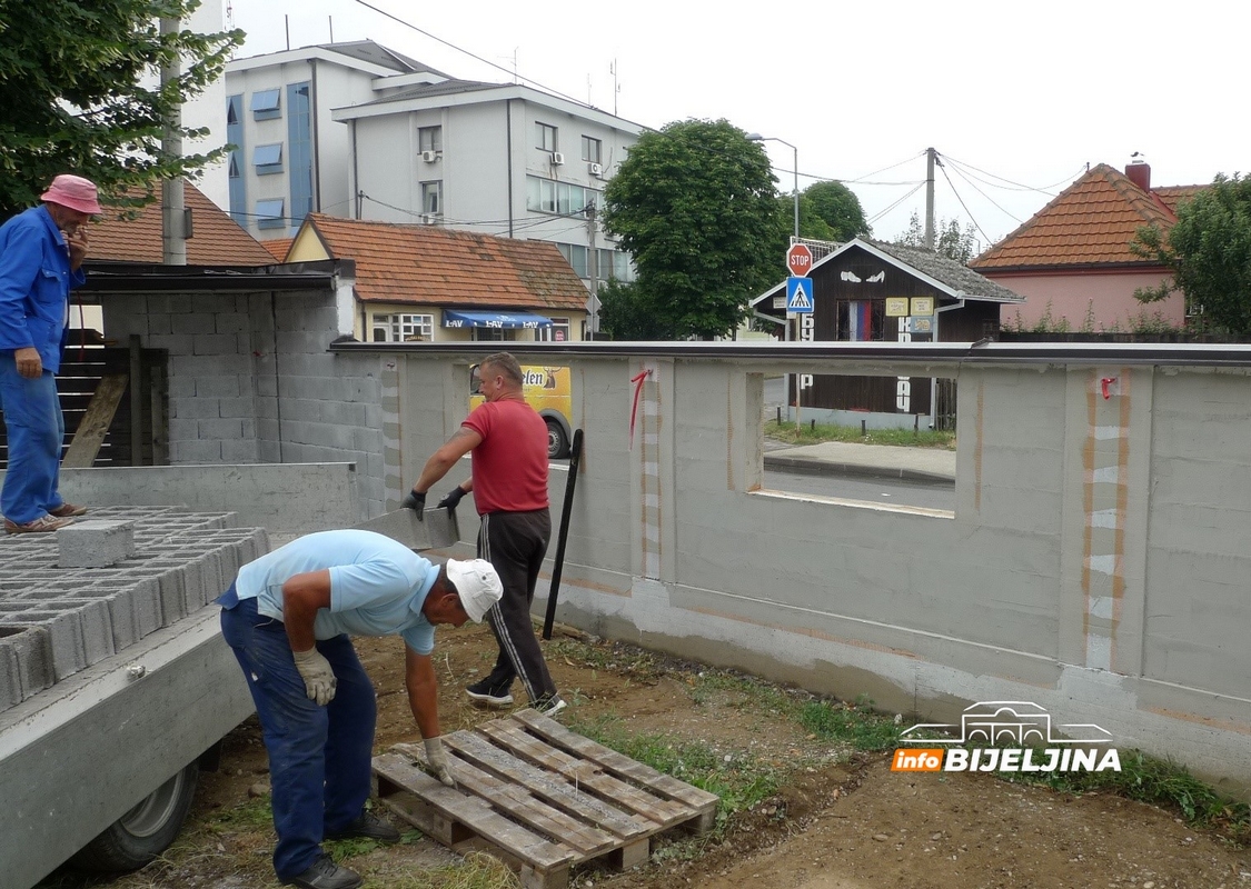 Bijeljina: U toku izgradnja ograde oko Salihbegovića džamije (FOTO)