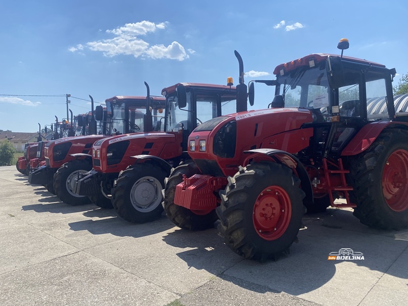 Semberac traktor od 70.900 platio 28.300 KM: Belarusi imaju klimu, ali i anatomska sjedišta (FOTO)
