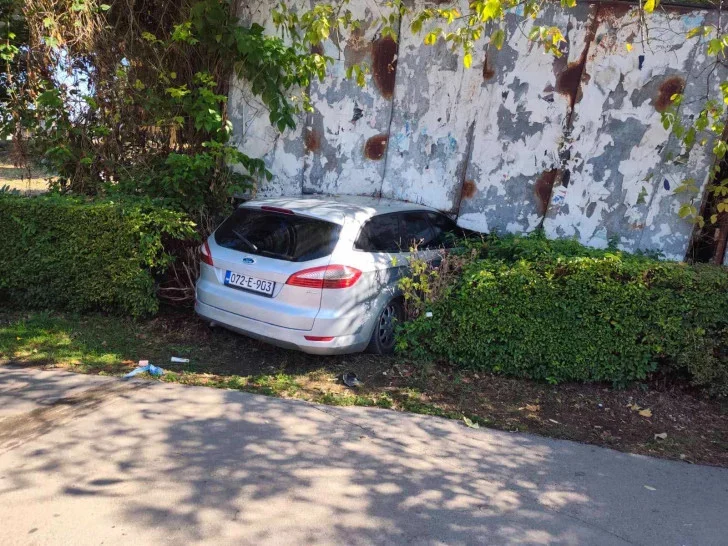 Detalji nezgode u Banjaluci: Vozaču ispao telefon, pa izgubio kontrolu