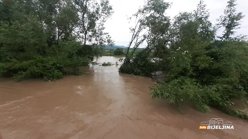 Voda zaplavila kuće u selu kod Ugljevika, na terenu vatrogasci (FOTO)