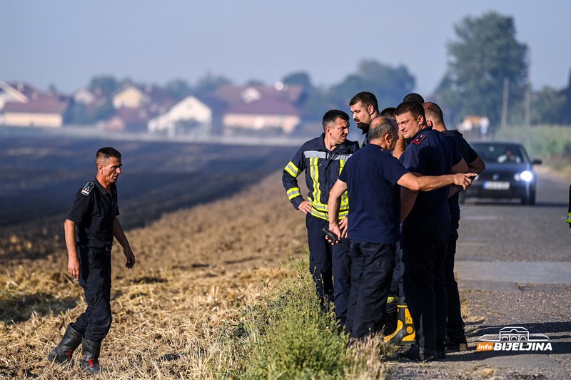 Snimci iz vazduha: Pogledajte razmjere velikog požara kod Bijeljine (VIDEO)