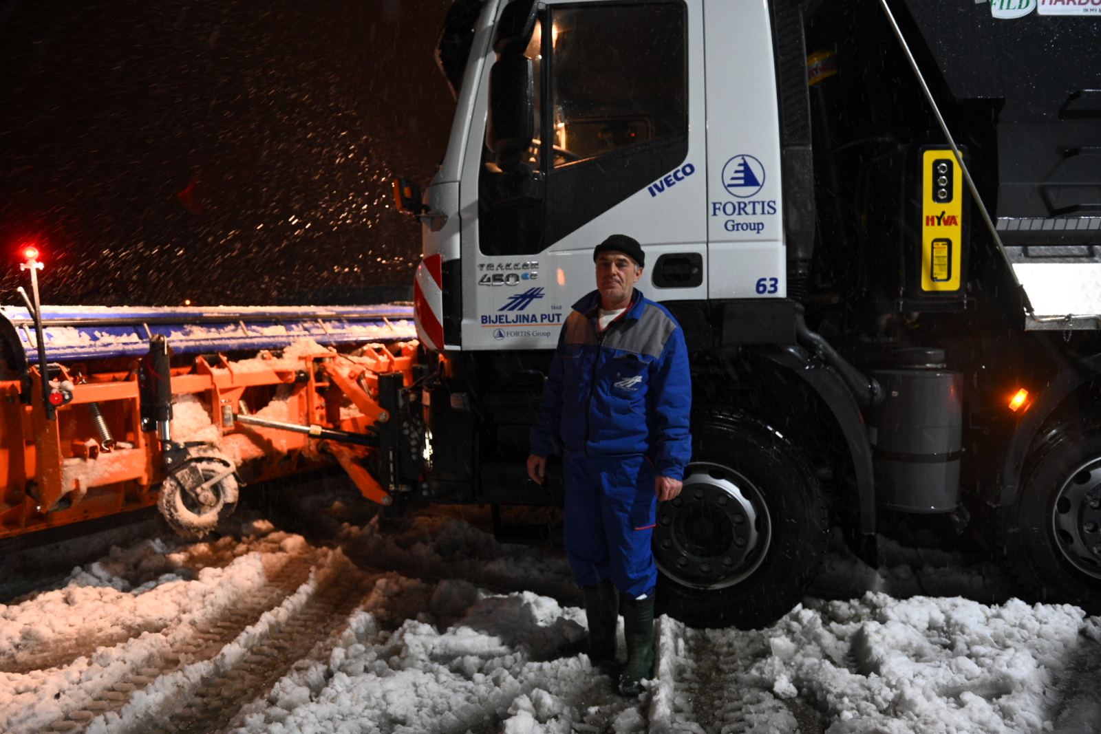 Ekipa portala InfoBijeljina na putu Bijeljina - Brčko: Kako izgleda posao vozača zimske službe?