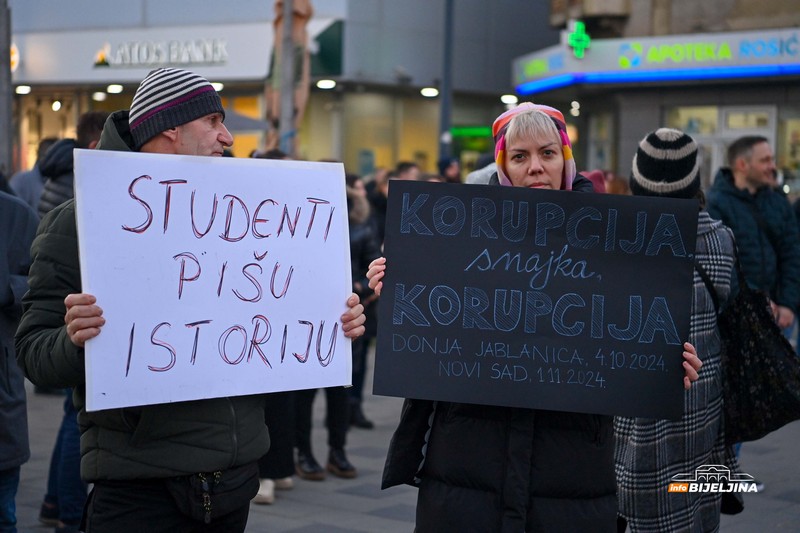 U Bijeljini skup podrške studentima: Tišina za 15 žrtava u Novom Sadu (FOTO)