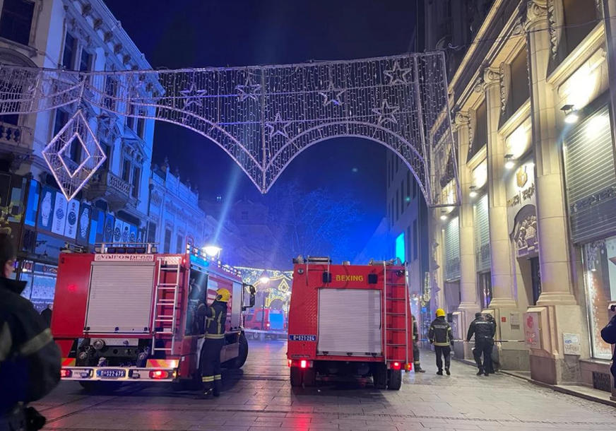 Buknuo požar u butiku u Knez Mihailovoj (VIDEO)