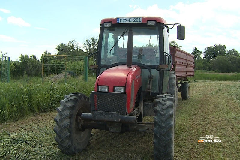 Semberci u farme sve više uvode robote od skoro 500.000 KM: Kakva su iskustva? (FOTO)