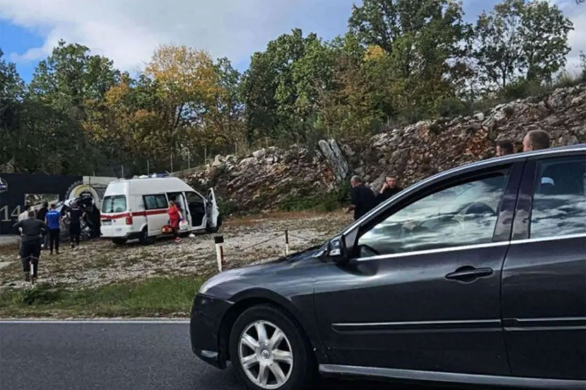 Teška nesreća u BiH: Poginule dvije osobe, autom udarili u zid pored puta