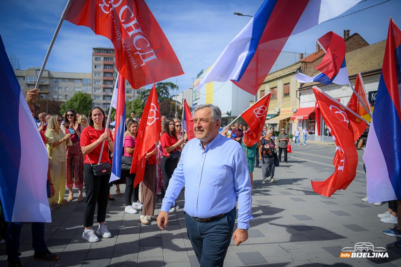 Bijeljinski SNSD: Danas drugi počinju kampanju, mi nastavljamo sa radom (FOTO)