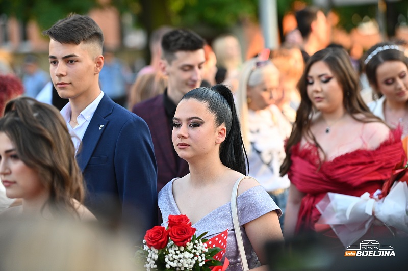 Ulicama Bijeljine večeras prodefilovalo 250 maturanata Poljoprivredne i medicinske škole (FOTO)