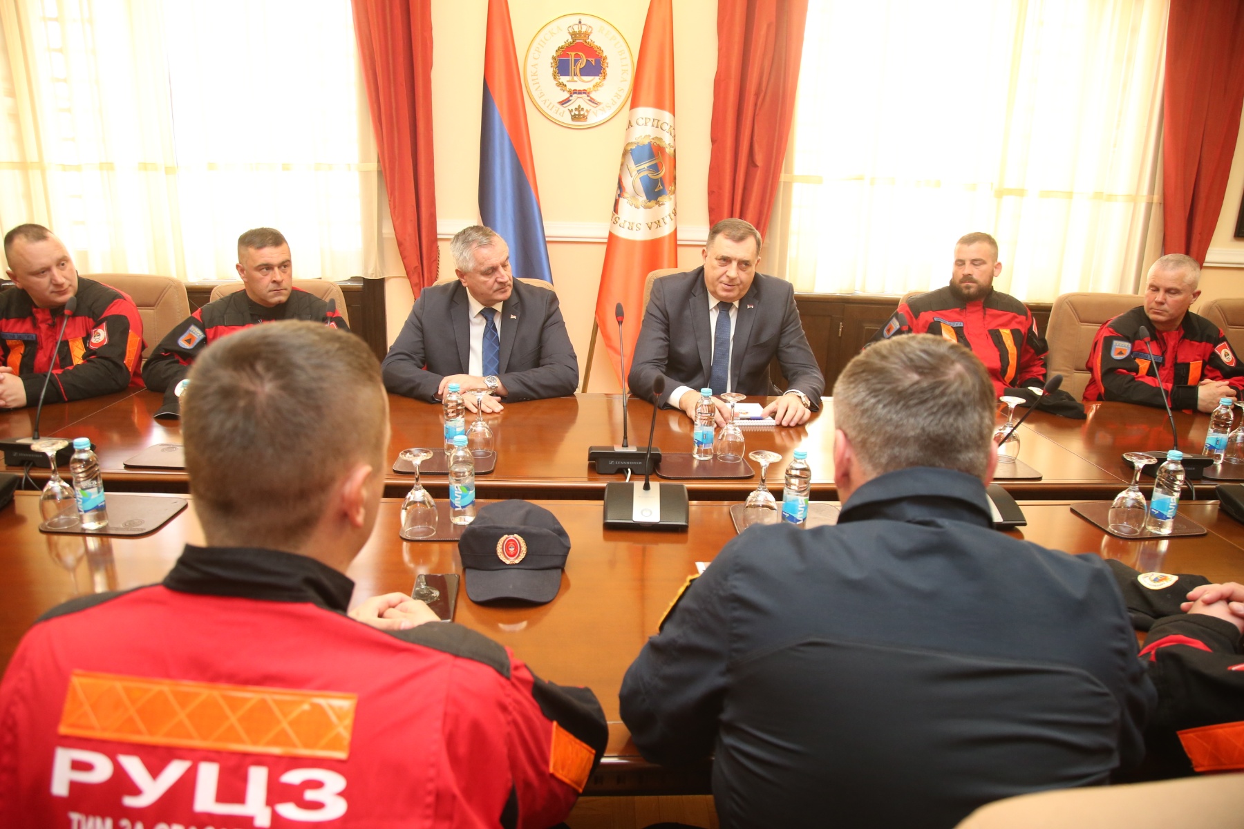 “POMOZ’ BOG JUNACI” Dodik ispred Palate Republike pozdravio 30 hrabrih spasilaca iz Turske (FOTO)