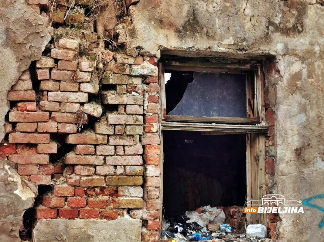 Ruševne zgrade u centru Bijeljine - Ruglo grada ali i opasnost za prolaznike (FOTO)