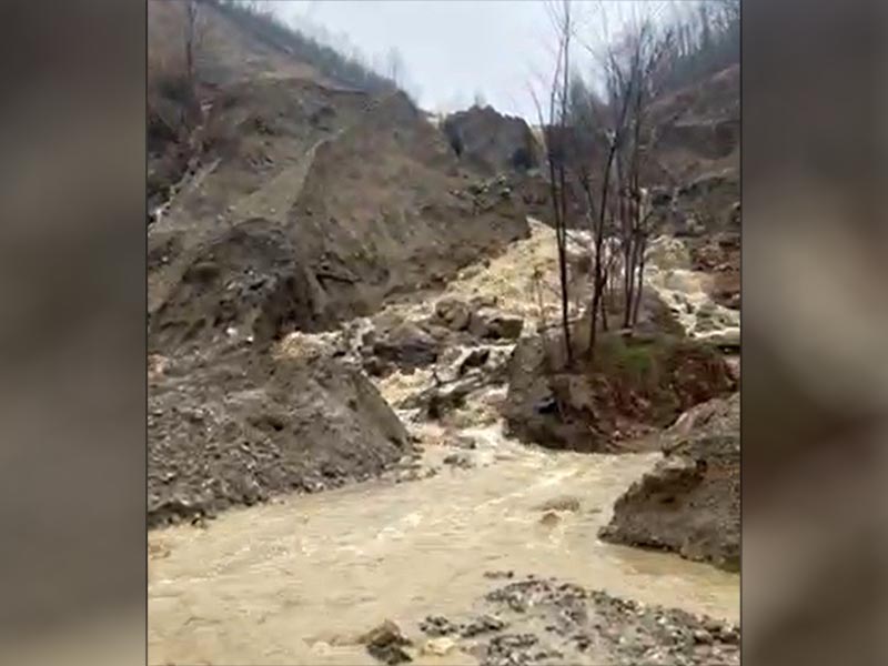 Zbog većeg odrona obustavljen saobraćaj na regionalnom putu Ugljevik-Lopare (VIDEO)